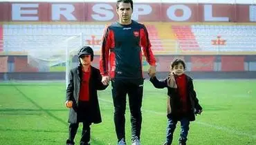 عکس: مرحوم هادی نوروزی و فرزندانش در زمین فوتبال