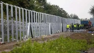 عکس: نصب دیواره های سیم خاردار توسط زندانیان در مرز مجارستان