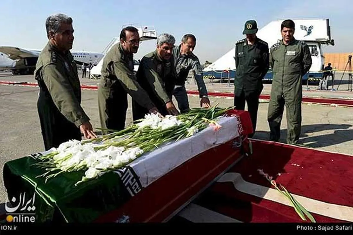 عکس: فاتحه خوانی خلبانان ارتش بر تابوت کشته شدگان منا