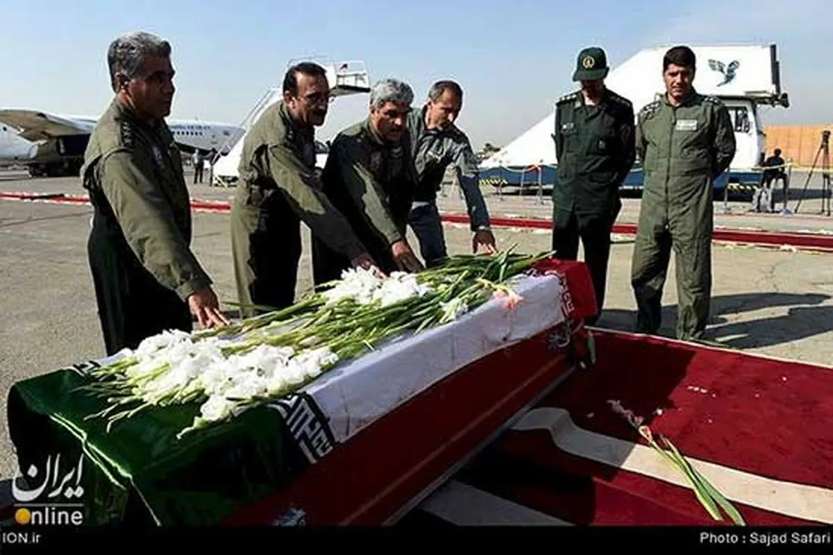 عکس: فاتحه خوانی خلبانان ارتش بر تابوت کشته شدگان منا