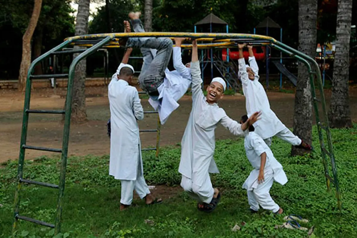 عکس: دانش‌آموزان اسلامی مشغول بازی