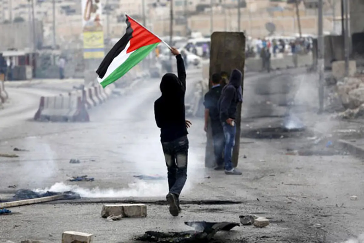 عكس: اهتزاز پرچم فلسطين در جنگ