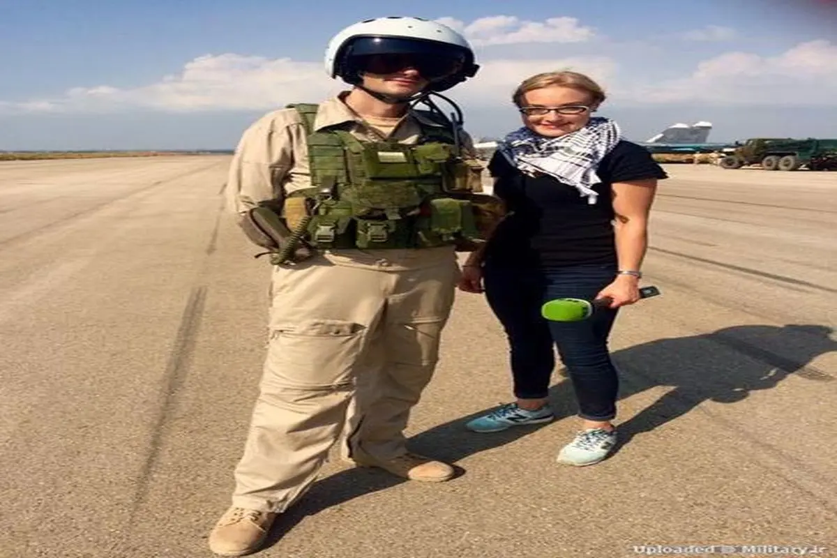 عکس یادگاری خبرنگار زن روسی در فرودگاه لاذقیه سوریه