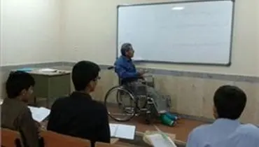 حضور معلم هرمزگانی با دست و پای شکسته در کلاس درس