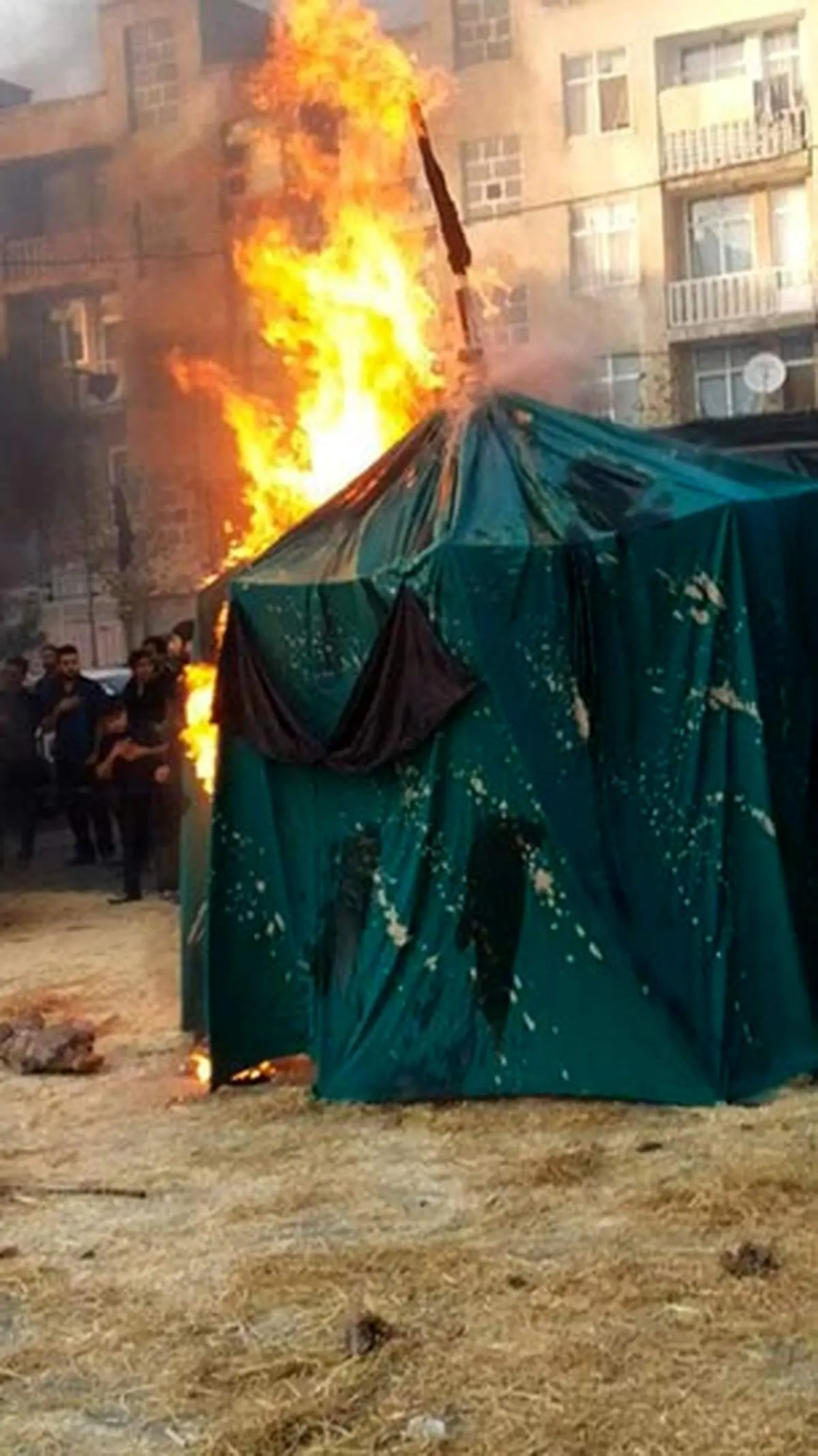 عکس: خیمه سوزی عاشورا در مسجدالرضا شهرک نصر