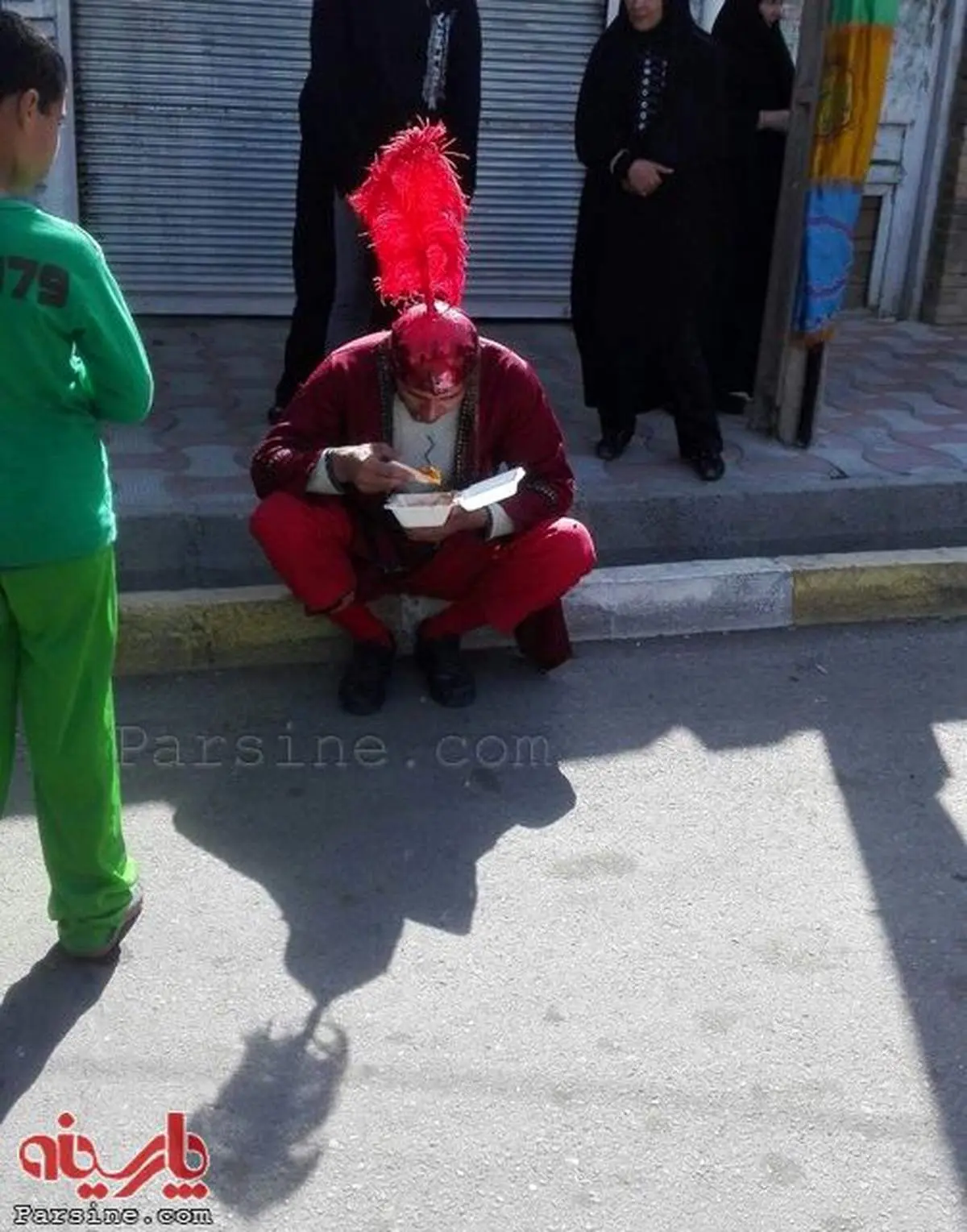 عکس:وقتی حتی شمر هم پای سفره امام حسین(ع) می نشیند