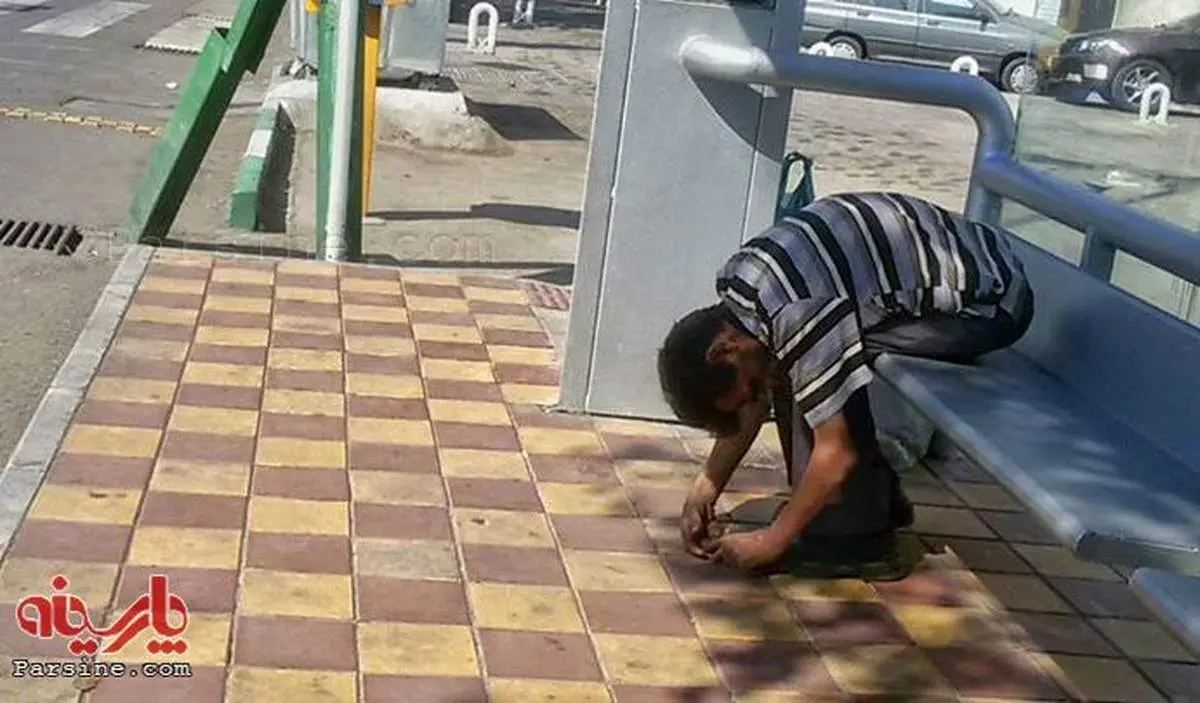 خماری در ایستگاه اتوبوس