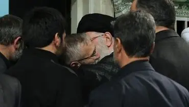 عکس: حاج منصور ارضی در آغوش رهبری