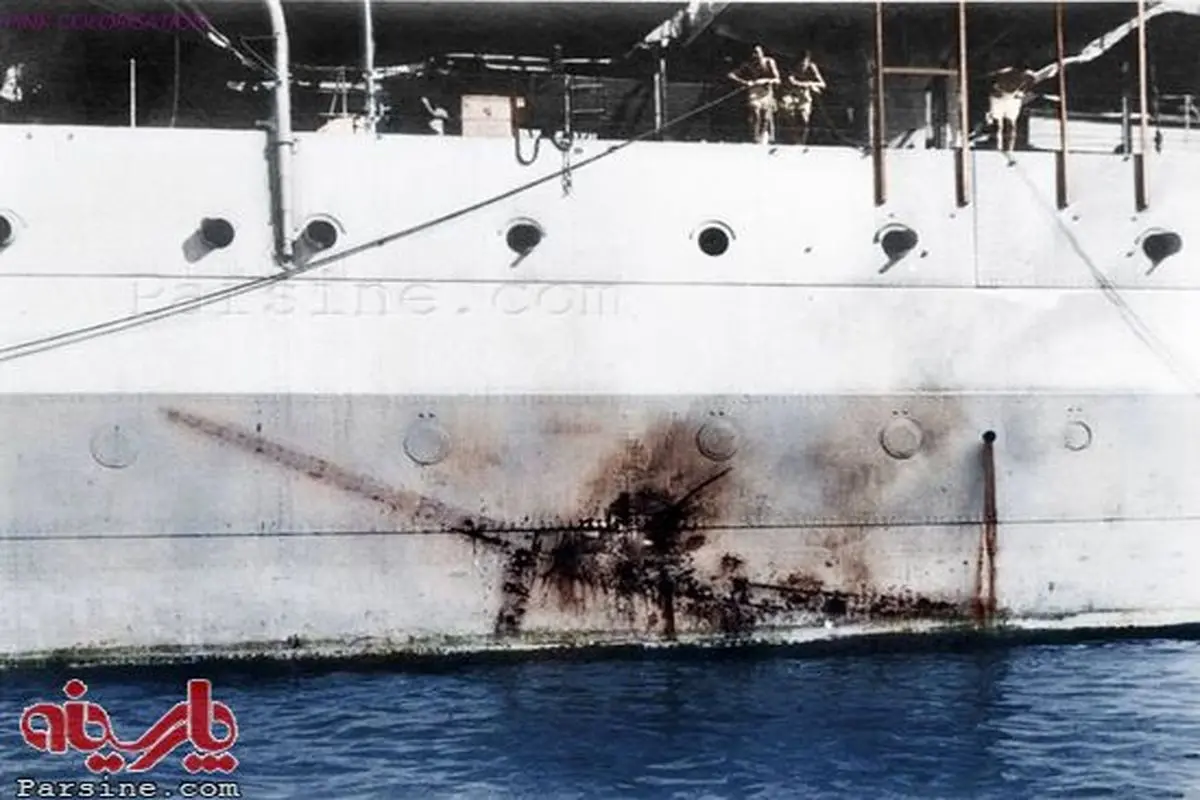 عکس بی نظیر از محل برخورد هواپیمای انتحاری ژاپنی به ناو آمریکایی