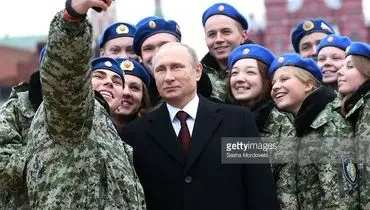 عکس: سلفی زنان ارتشی با پوتین
