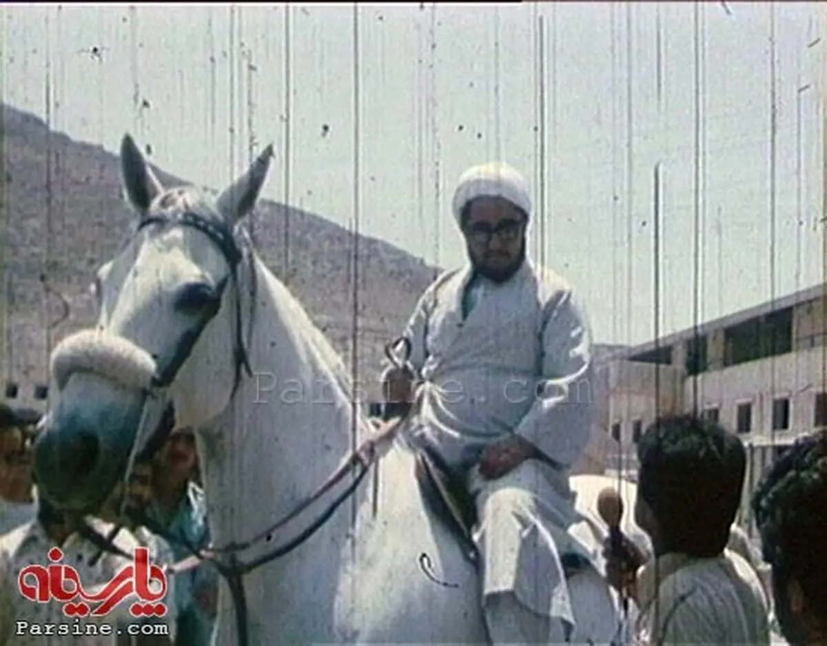 عکس: مصاحبه آیت الله خلخالی با خبرنگار روی اسب!