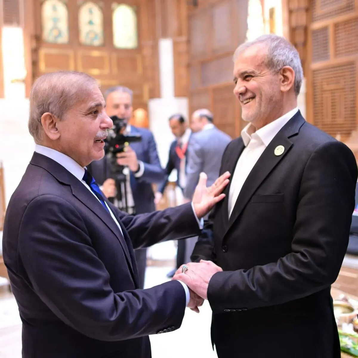  استقبال رسمی پزشکیان از نخست وزیر پاکستان