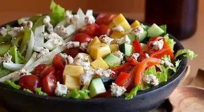 ساده ترین طرز تهیه سالاد یونانی اصل