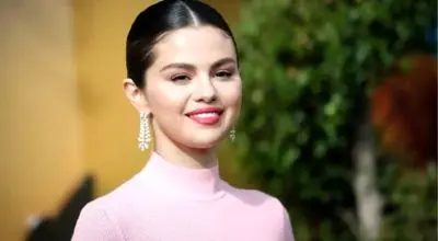 «سلنا گومز» در کنار معلمش در مراسم اهدای جایزه آفیس مکس در کالیفرنیا؛ سال 1388