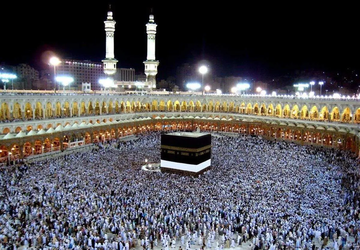 تصاویر زیبا از نماز عشق زیر بارش باران در خانه خدا