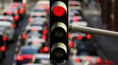 رنگ های چراغ راهنمایی تغییر میکند؟