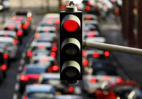 رنگ های چراغ راهنمایی تغییر میکند؟