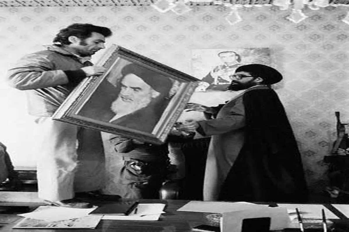 عکس:کارکنان کاخ نیاوران تصویر محمد رضا پهلوی را با عکسی از امام خمینی تعویض می‌کنند