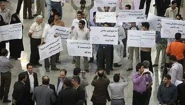 تصاوير/تجمع دانشجويان در فرودگاه امام/مهدي هاشمي نيامد