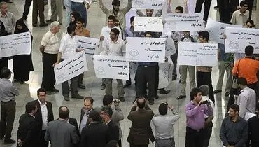 تصاوير/تجمع دانشجويان در فرودگاه امام/مهدي هاشمي نيامد