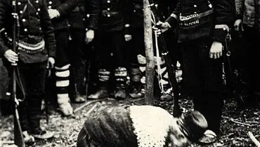عکس: آخرین نماز پیرمرد مسلمان قبل از اعدام / جنگ بالکان / 1912