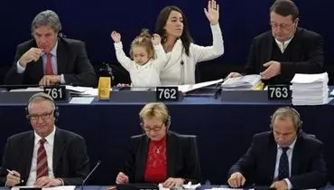 عکس: رای عضو ایتالیایی پارلمان اروپا به همراه دختر خردسالش