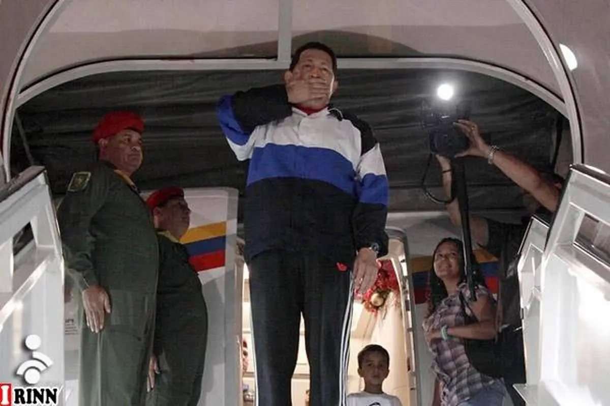 عکس/ هوگو در حال خداحافظی از ونزوئلا برای درمان