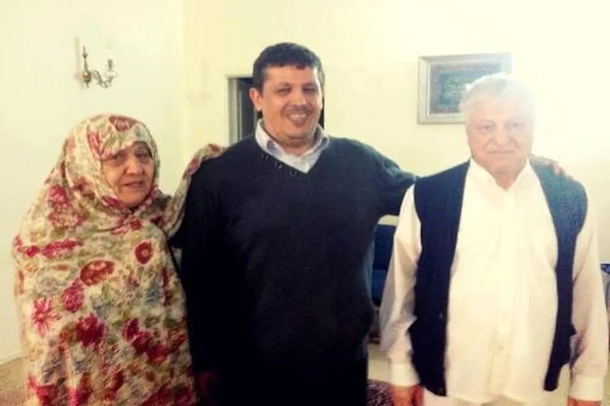 عکس: مهدی هاشمی رفسنجانی بعد از آزادی در کنار پدر و مادر