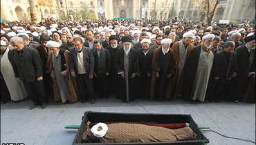 عکس/ اقامه نماز رهبر معظم انقلاب بر پیکر مرحوم آیت الله تهرانی