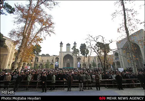 چفیه رهبر انقلاب در دست مرحوم کاسبی +عکس
