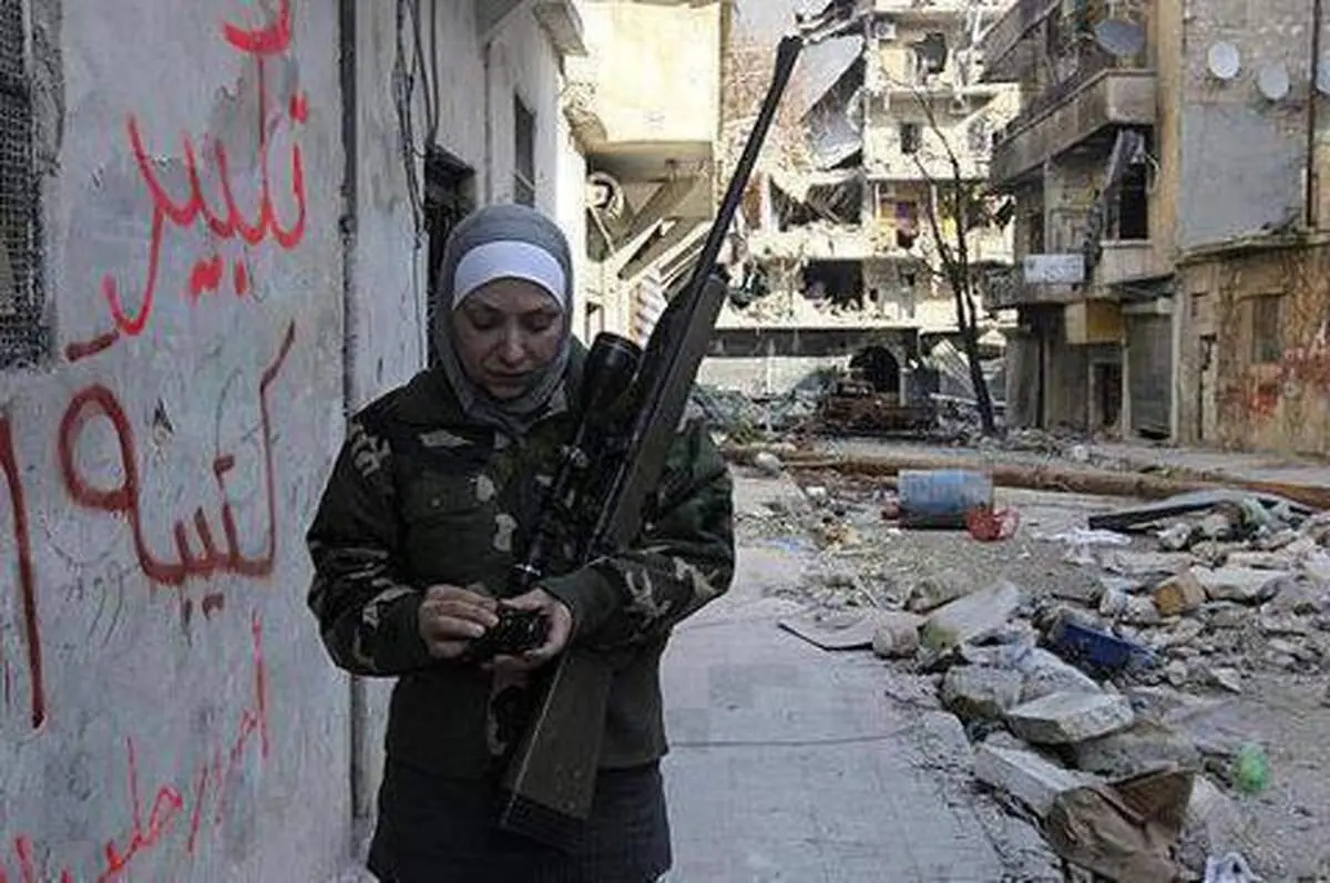 عکس: زن تک تیرانداز مخالف اسد/ حلب/ صلاح الدین