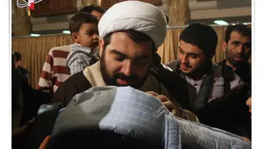 عکس/ اذان گفتن شهاب مرادی درگوش یک نوزاد