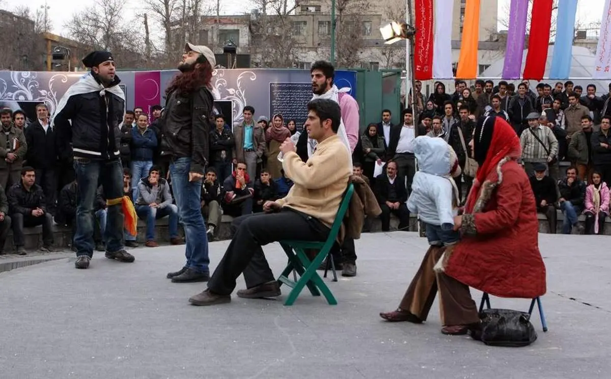 نمایش هایی با بازی راننده های تاکسی، کارگران افغانی، زندانی ها و ...