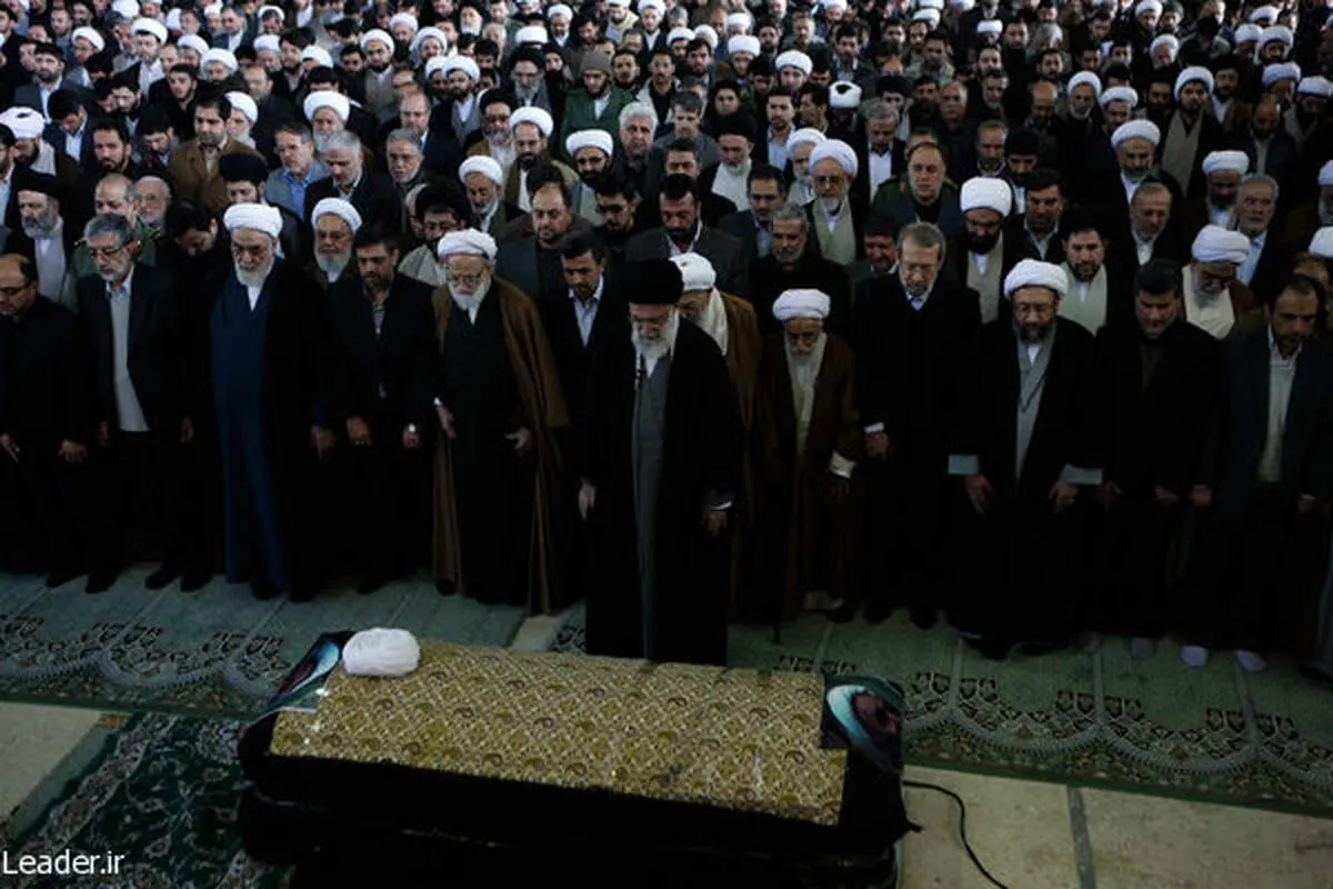 عکس/ اقامه نماز بر پیکر آیت الله خوشوقت