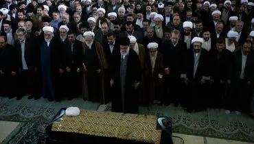 عکس/ اقامه نماز بر پیکر آیت الله خوشوقت