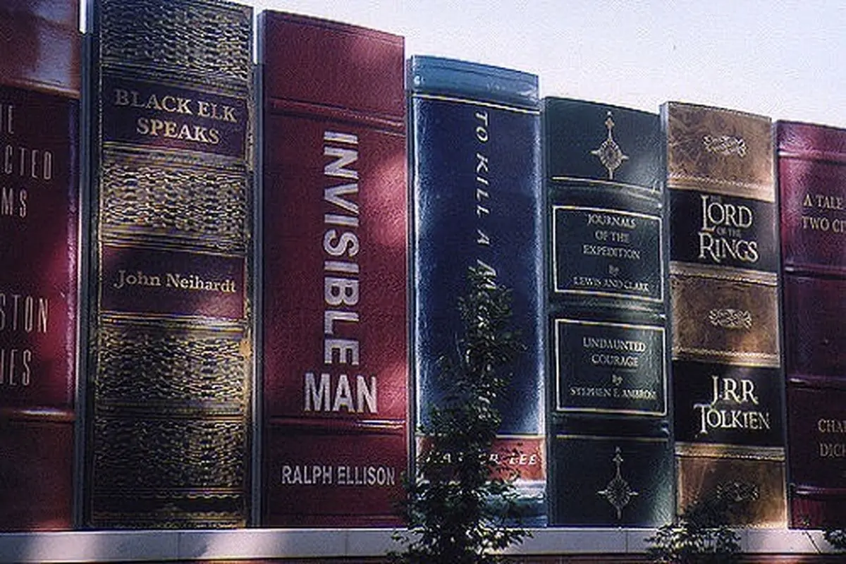 عجیب‌ترین کتابخانه‌ عمومی جهان با نمایی از جنس کتاب
