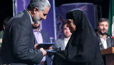عکس/ هدیه فرمانده سپاه قدس به یک مادر شهید