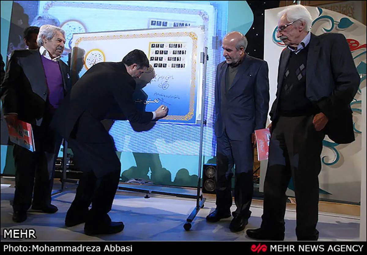 عکس/ خطاطی مشایی در جشن هنرمندان!
