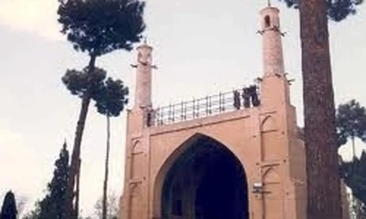 چله‌نشینی در مشهورترین مناره جنبان جهان