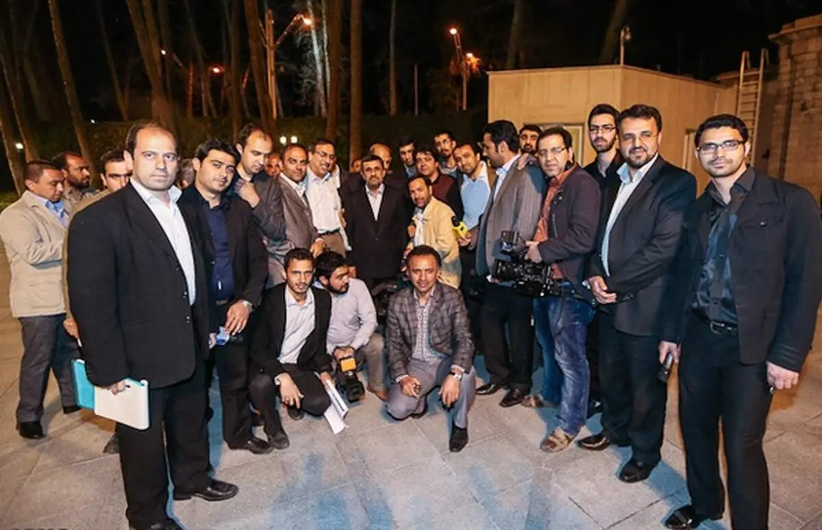 عکس یادگاری خبرنگاران با احمدی نژاد