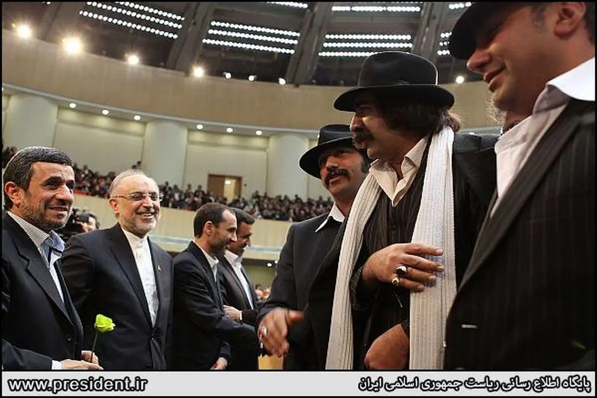 عکس/ احمدی نژاد و جاهل ها !