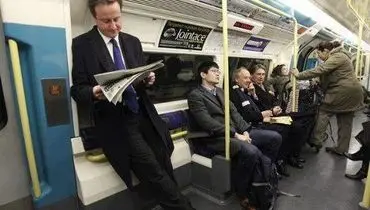 عکس/ نخست وزیر بریتانیا در مترو