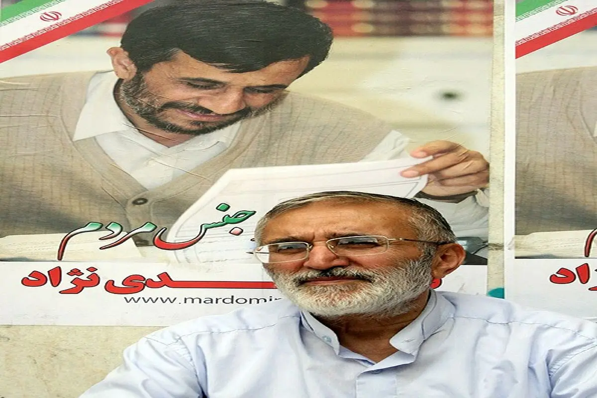 عکس/ حاج منصور ارضی و پوستر انتخاباتی احمدی‌نژاد