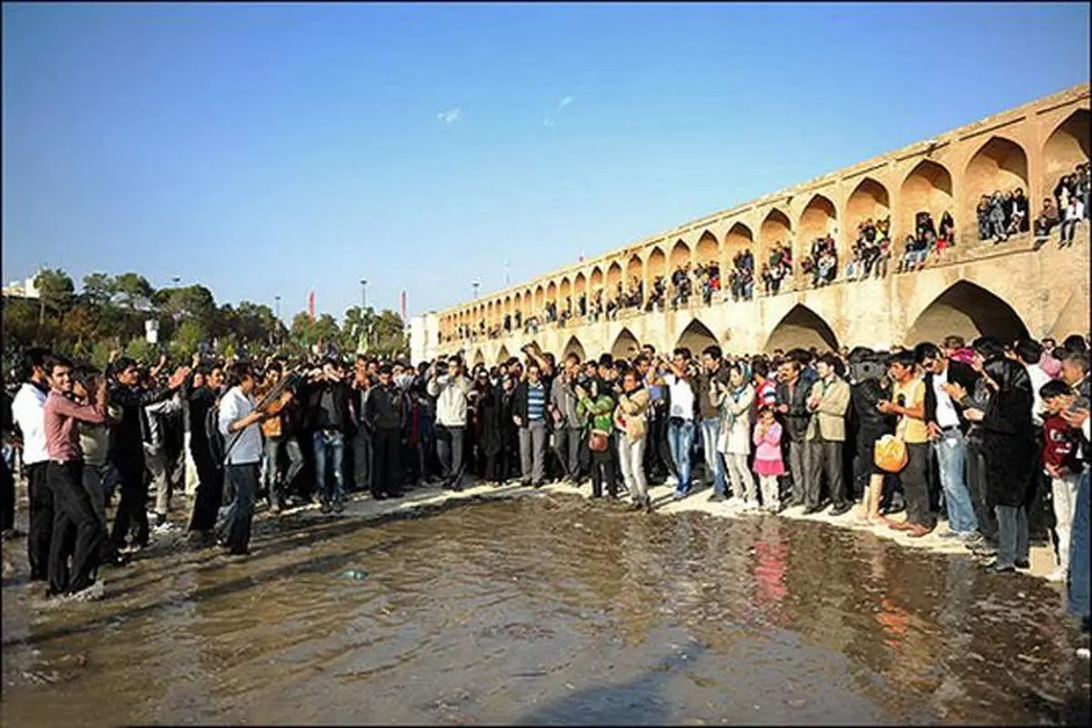 عکس/ جاري شدن دوباره زندگي در زاينده رود