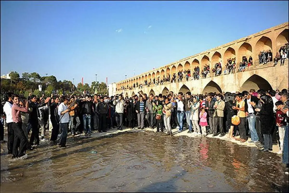 عکس/ جاري شدن دوباره زندگي در زاينده رود