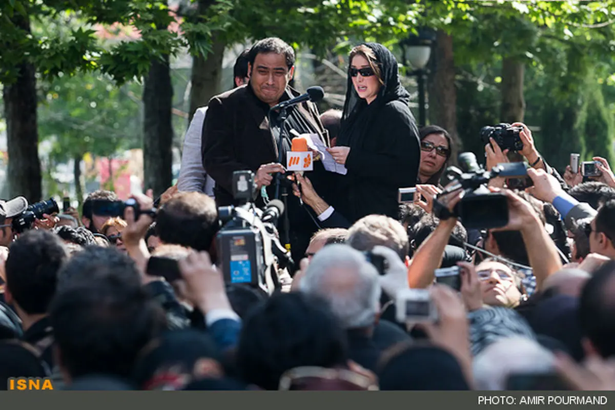 عکس/ گریه داود نژاد در مراسم خاکسپاری عسل بدیعی