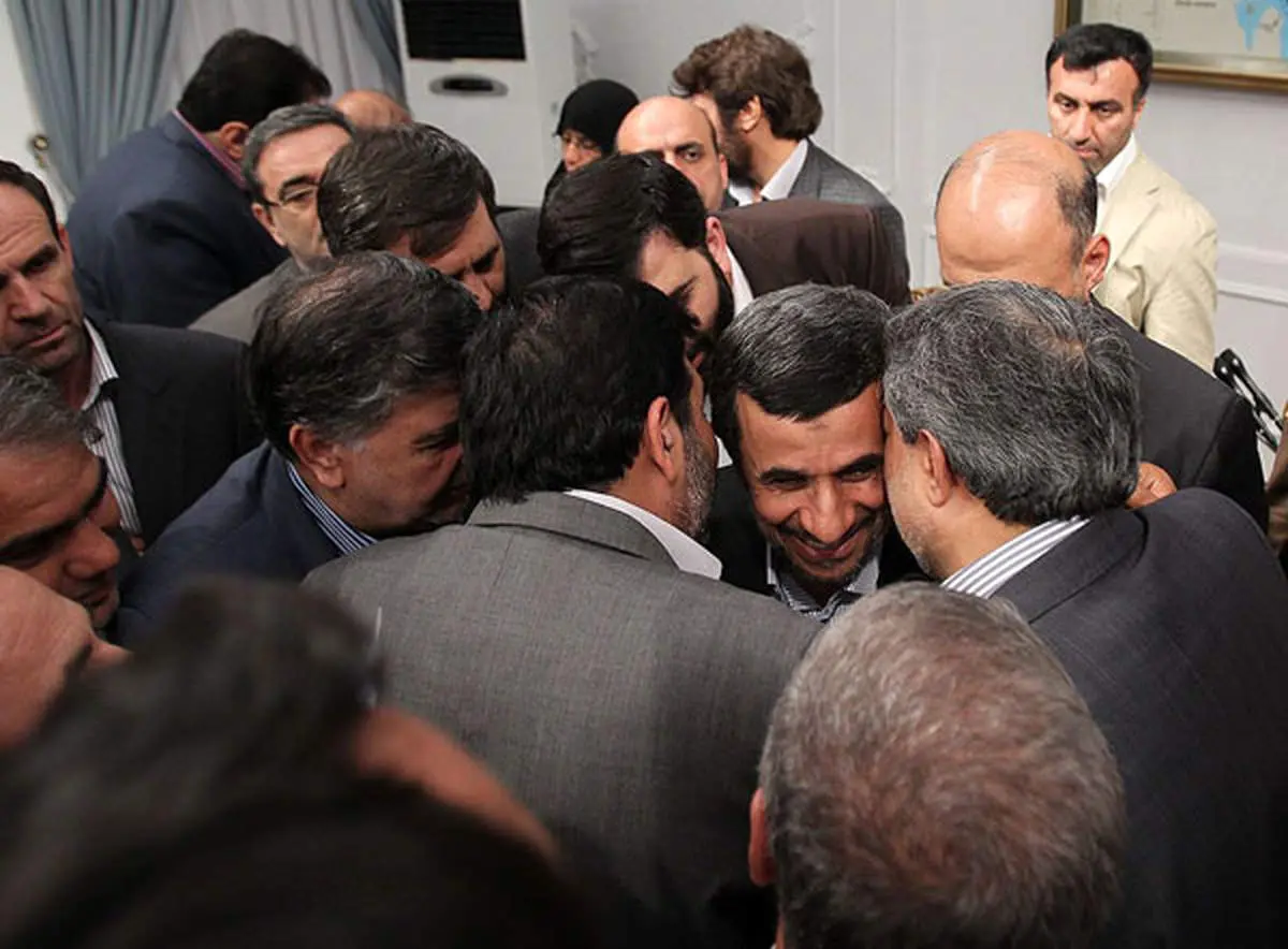 عکس/ درگوشی نمایندگان با احمدی نژاد