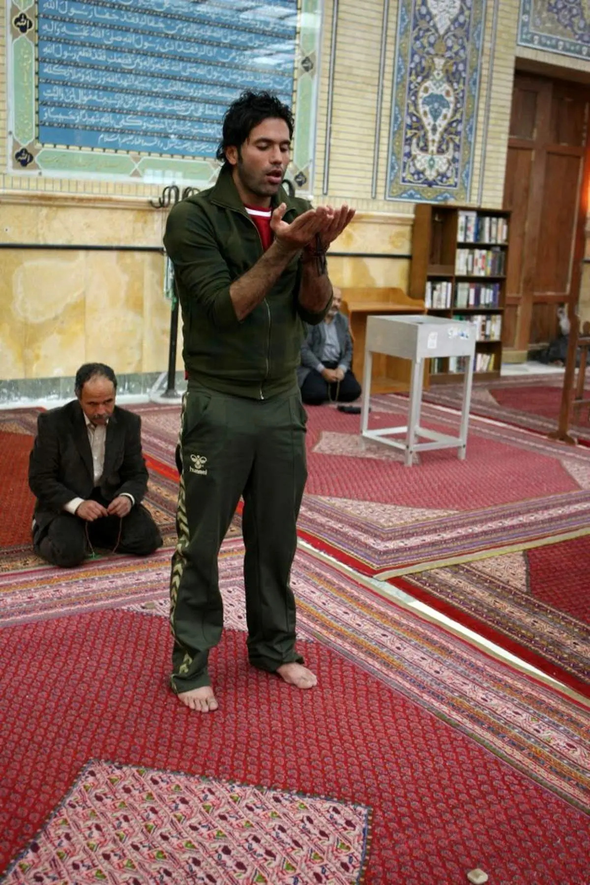 عکس/ علیرضا نیکبخت واحدی در حال نماز خواندن