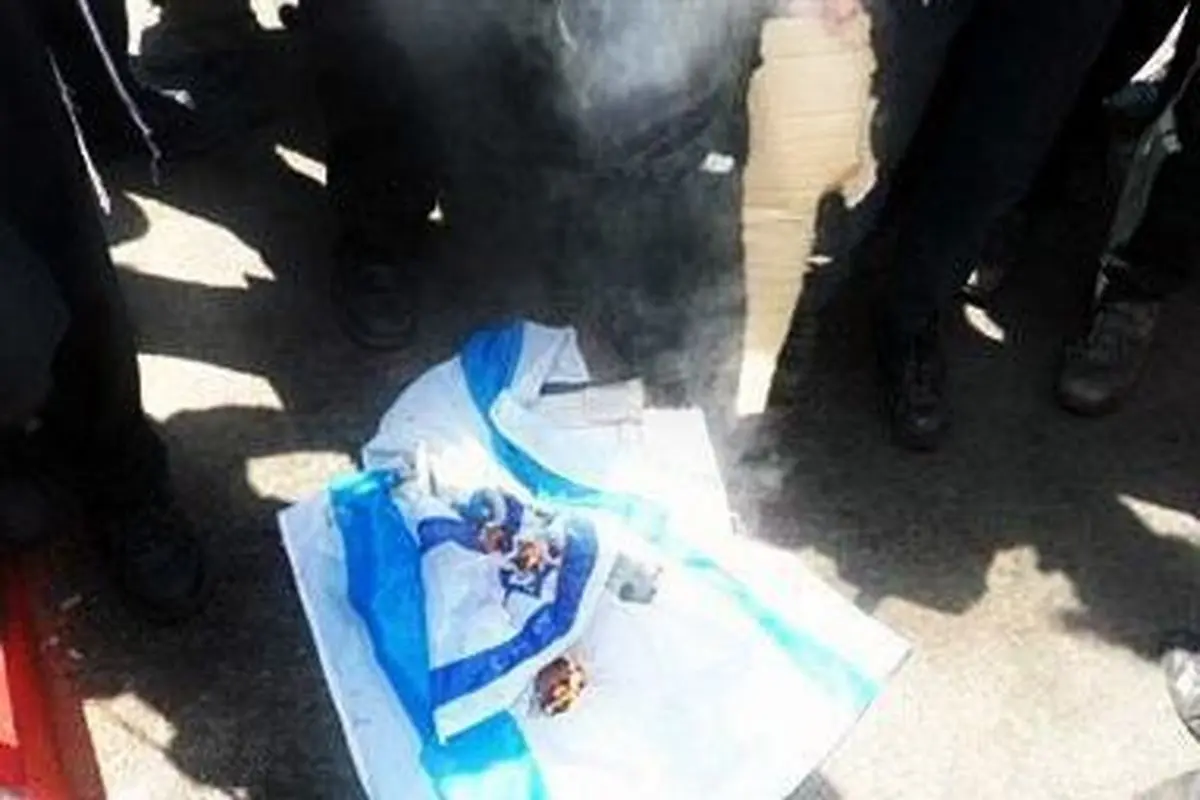 به آتش کشیدن پرچم اسرائیل توسط یهودی‌های مذهبی بیت المقدس
