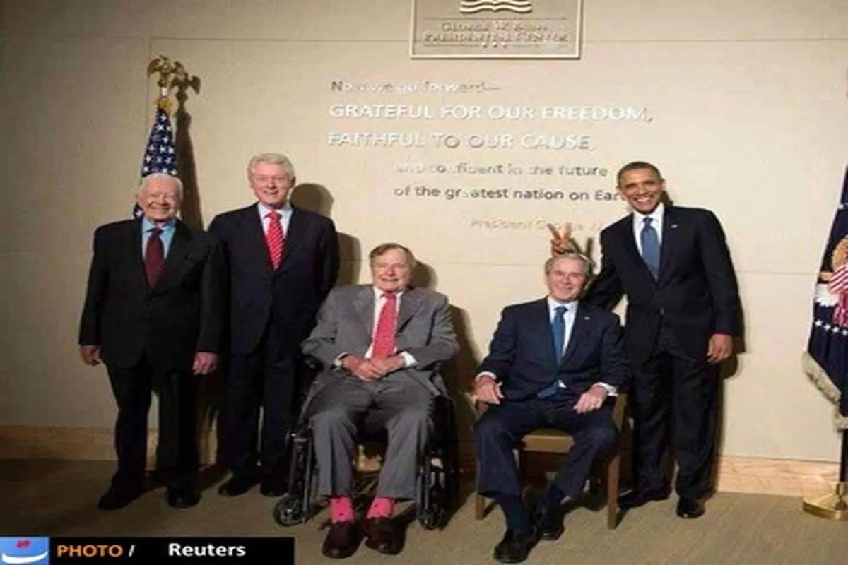 عکس/ وقتی اوباما برای بوش شاخ می گذارد!
